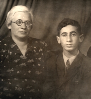 Боря Подольский с мамой Дорой Кустанович 1954г.